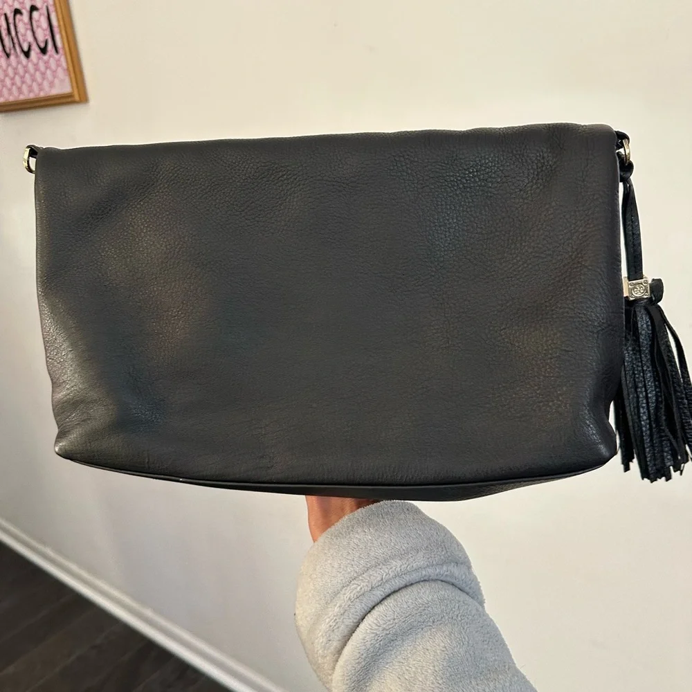 Tory Burch Black Messenger Bag with Embossed Logo - Picture 2 of 8